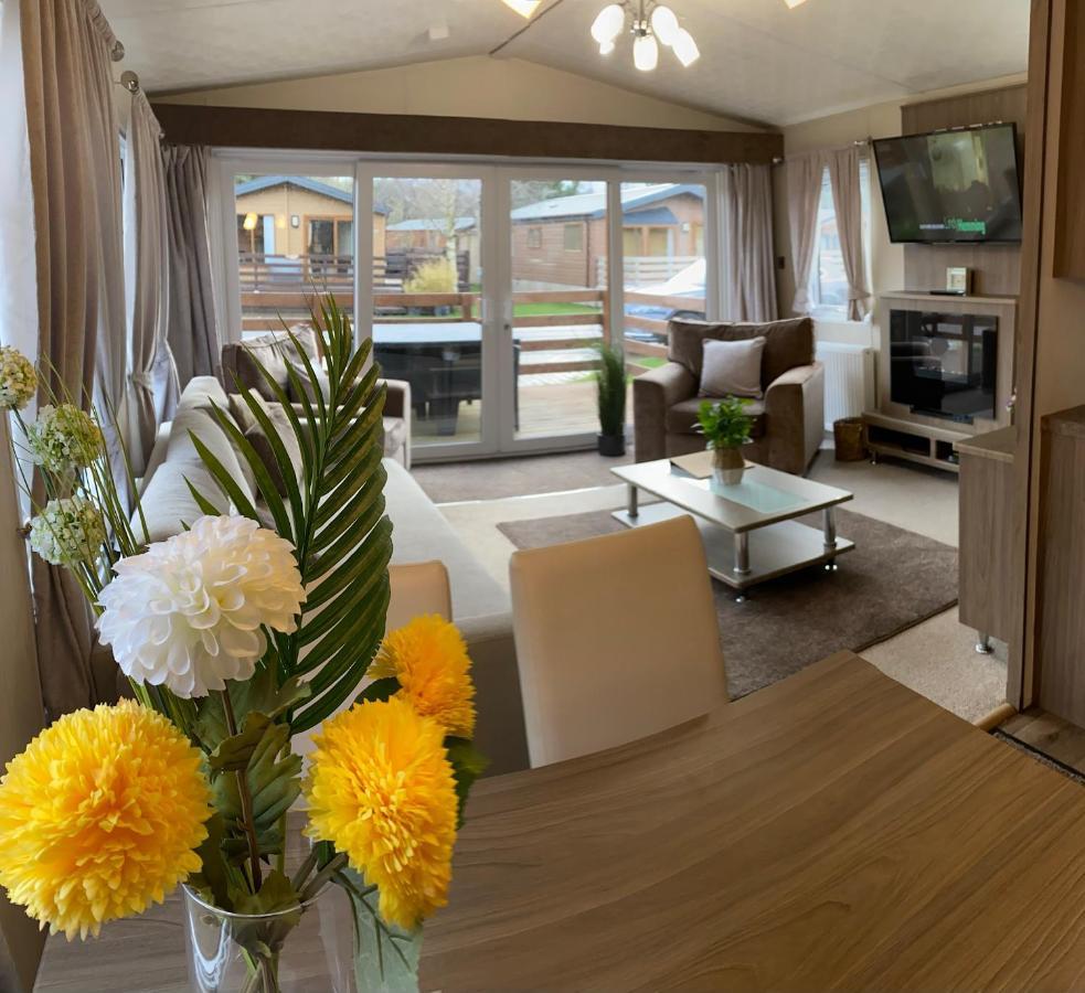 Hazel Oaks, Beautiful Lodge With Hot Tub - Sleeps 6 - Felmoor Park Morpeth Exterior foto